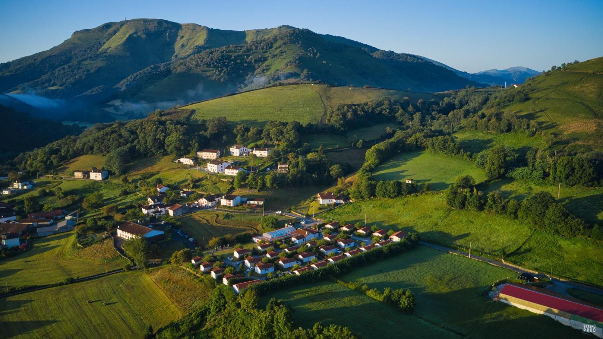 Domaine Chalets Larlapean Saint-Martin-dʼArrossa Exterior foto