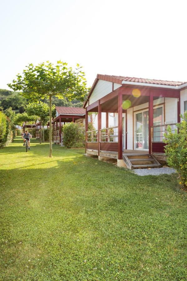 Domaine Chalets Larlapean Saint-Martin-dʼArrossa Exterior foto
